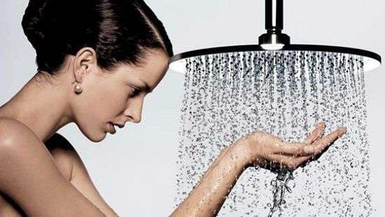 Какой душ принять для бодрости, а какой для релакса, рассказали специалисты