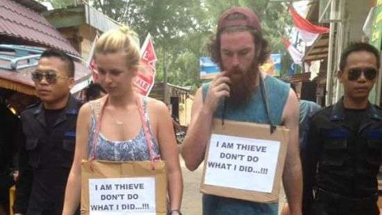 Гражданам Австралии на индонезийском курорте устроили «марш позора»