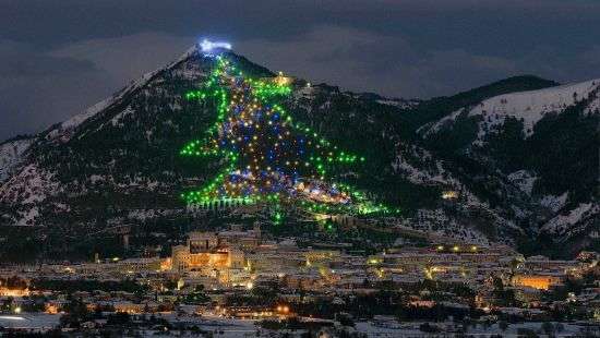 В Италии зажгли самую большую в мире новогоднюю елку