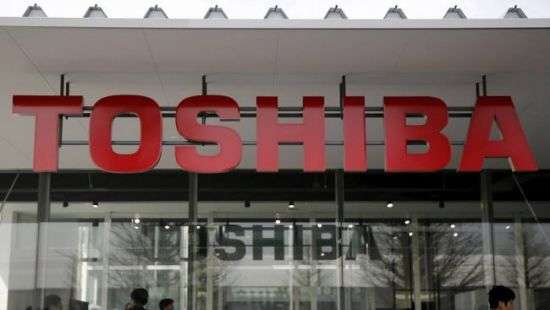 Акции Toshiba упали на 42%