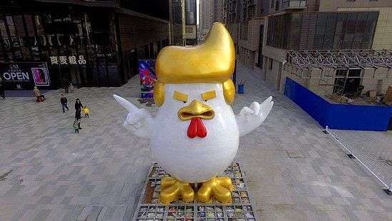 Скульптуру петуха, похожую на Трампа, установили в Китае (ФОТО)