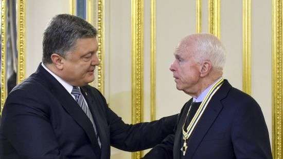 Порошенко наградил американских сенаторов