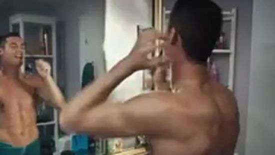 Роналду спел в ванной новогоднюю песню (видео)