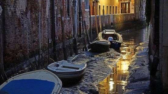 Из каналов Венеции «испарилась» вода (фото)