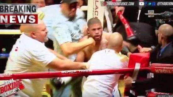 Экс-чемпион мира по боксу подрался с тренером соперника (ВИДЕО)