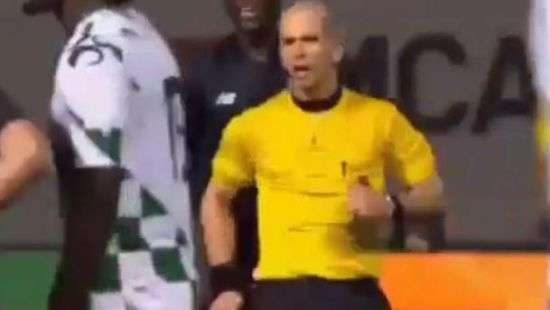 Судья удалил игрока «Порту» за то, что сам в него врезался