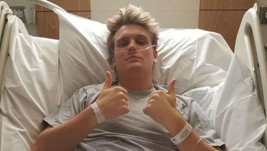 В Англии судья показал карточку футболисту, которого уносили на носилках