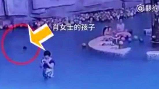 В Китае малыш утонул в бассейне пока его мама переписывалась в смартфоне (видео)