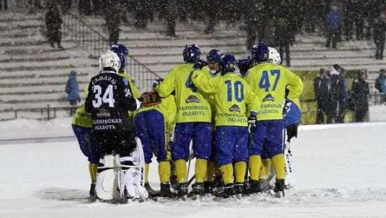 В 40-градусный мороз в России играют в хоккей