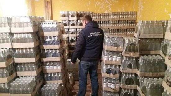 Очередные «предприниматели» хотели напоить сограждан паленой водкой (фото)