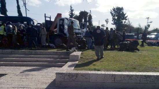 В Иерусалиме мужчина на грузовике наехал на пешеходов, есть погибшие, водитель застрелен (фото)