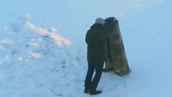 В Минске мужчина устроил спарринг с ковром (видео)