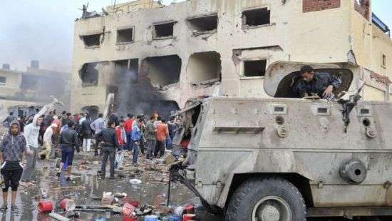 В Египте начиненный взрывчаткой грузовик врезался в здание полиции