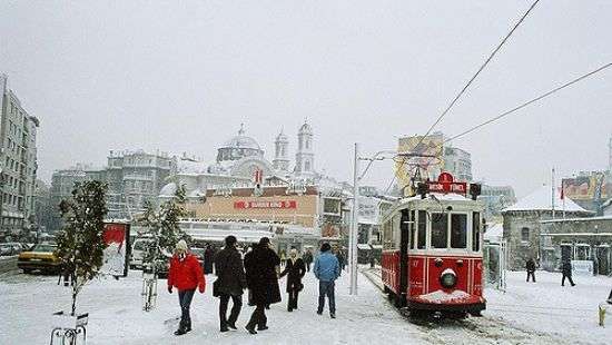 В Стамбуле из-за снегопада сократили рабочий день