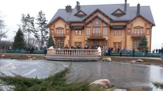 Суд арестовал алкоголь Януковича, который остался в Межигорье