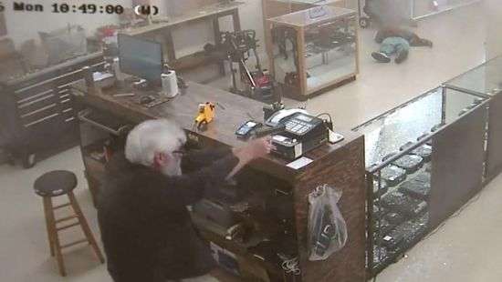 В США владелец оружейного магазина  пристрелил вооруженного грабителя. Видео