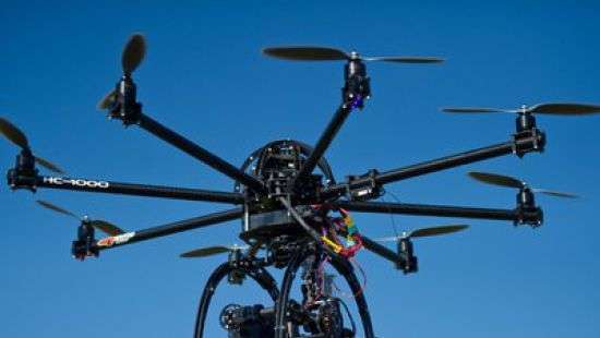 Беспилотник доставил на пляж суп для серфингистов