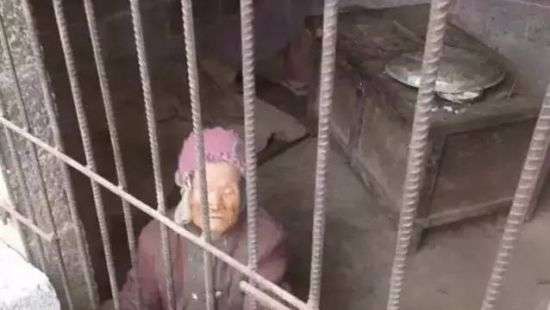 В Китае сын годами держал 92-летнюю мать в клетке (фото/видео)