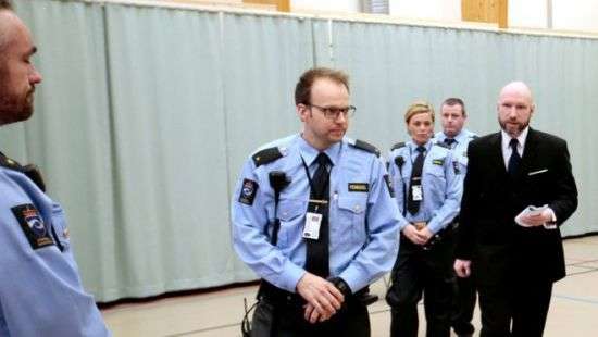 Убийца Брейвик пожаловался, что изоляция сделала его более радикальным