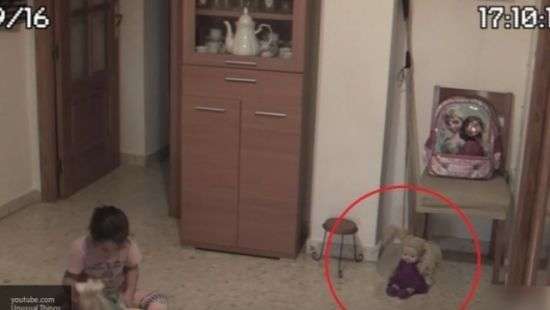 Видео с ожившей куклой и прыгающей мебелью шокировало интернет