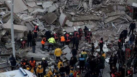 В Стамбуле обрушился семиэтажный дом, есть жертвы (видео)