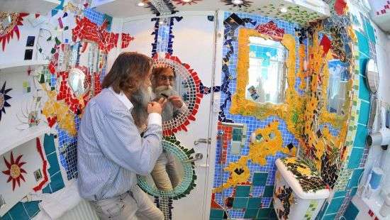 Британец оформил интерьер своего жилья в стиле Гауди (фото)