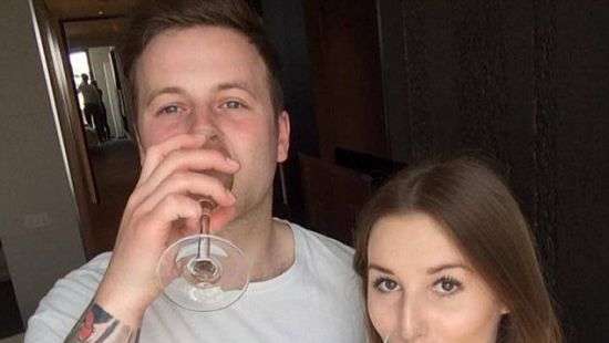 Беременную стюардессу выгнали с работы за съеденный бутерброд