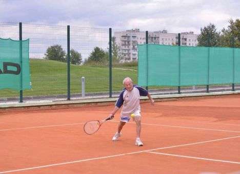 92-летний харьковчанин сразится с легендарным теннисистом Федерером