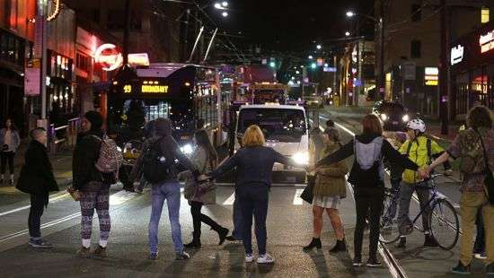 В сторонников Дональда Трампа летели бутылки и яйца