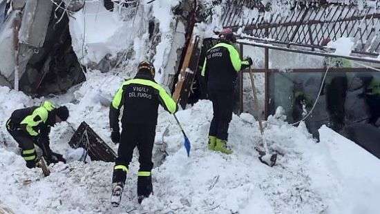 В погребенном под лавиной итальянском отеле нашли живых