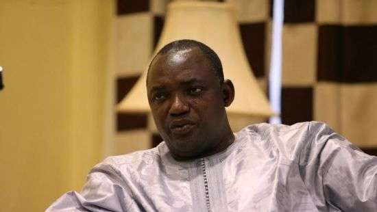 Женщины и дети бегут из Гамбии в соседний Сенегал