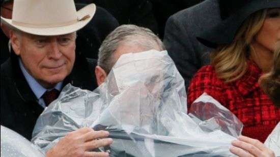 Буш-младший «подрался» с дождевиком (ФОТО)