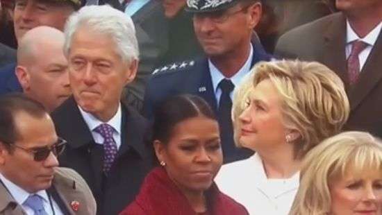 Соцсети высмеяли Клинтон, сверлящую мужа взглядом (видео)