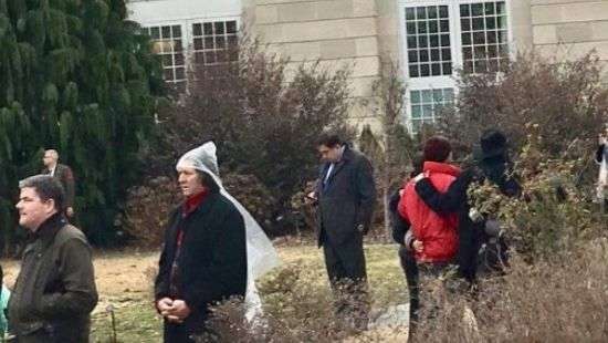 «Сбитый летчик» Саакашвили на инаугурации Трампа прятался в кустах (ФОТО)