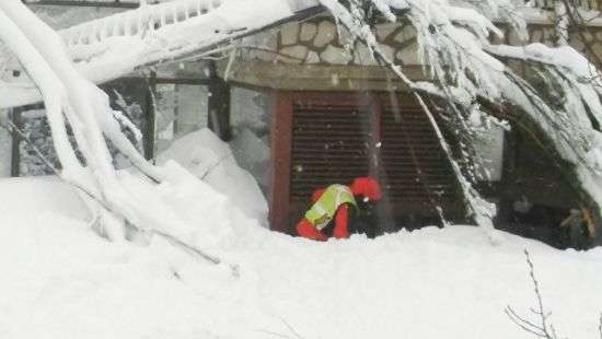 Charlie Hebdo получит иск в суд за кариктуру на погребенный под снегом отель