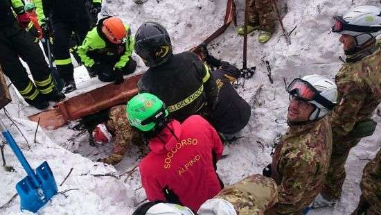 Из погребенного под снегом отеля вытащили еще одного погибшего