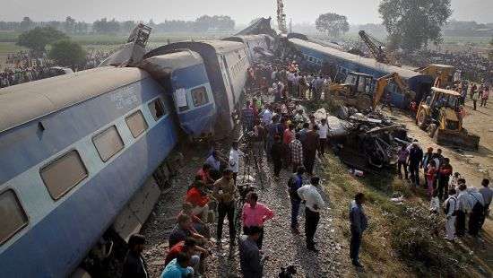 Число жертв крушения поезда в Индии увеличилось