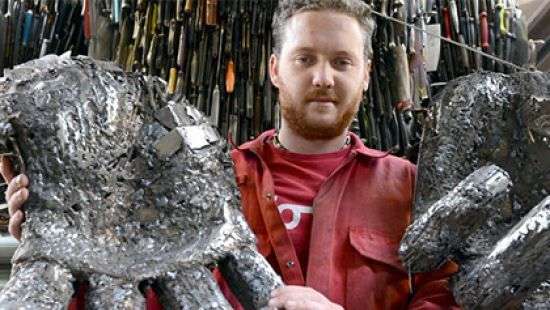 Лондонские полицейские заказали памятник из ножей