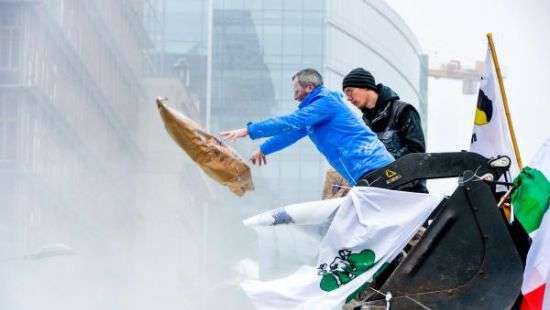 Европейские фермеры засыпали штаб-квартиру ЕС сухим молоком (видео)