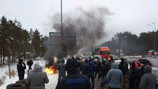 Автомобилисты перекрыли три трассы в Киев и жгут покрышки (ФОТО/ВИДЕО)