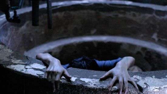 Девочка из фильма «Звонок» вылезла из телевизора (видео)