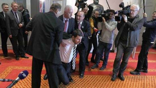 Из парламента Хорватии оппозицию вынесли на руках (ВИДЕО)