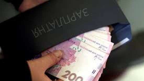 Кабмин хочет платить чиновникам так, как они работают