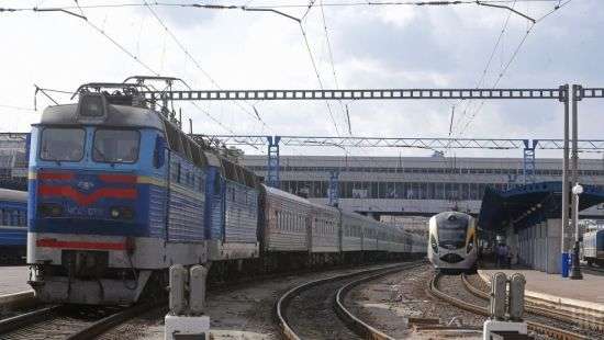 Упавшие на станции «Каменка»  зерновозы задерживают 10 поездов