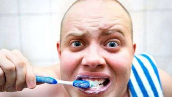 Эксперты назвали 9 натуральных продуктов для отбеливания зубов