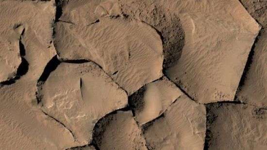 На Марсе нашли «стены» высотой с 16-этажку