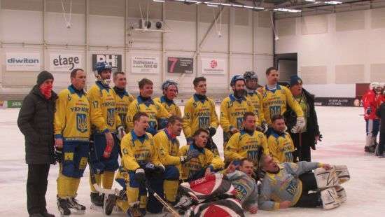 Сборная Украины по хоккею с мячом проиграла Канаде