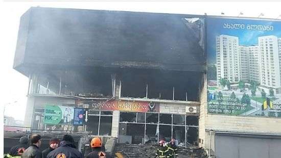 В центре Тбилиси сгорел «Детский мир» (ФОТО/ВИДЕО)