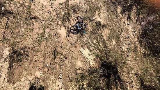 Велосипедист чудом спасся от падения с моста (ВИДЕО)