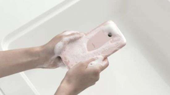 В Японии выпустили смартфон, который можно мыть водой (ВИДЕО)